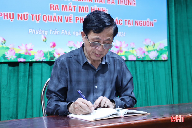 Ông Hoàng Văn Hòa - Bí thư Chi bộ kiêm Trưởng ban Công tác mặt trận TDP 2 là người có nhiều đóng góp xây dựng thành công mô hình TDP kiểu mẫu "3 trong 1". 2.jpg