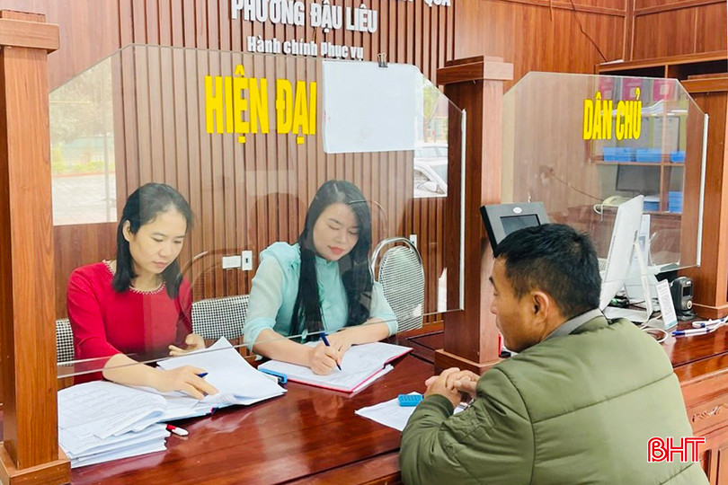 Cán bộ bộ phận tiếp nhận và trả kết quả một cửa phường Đậu Liêu (TX Hồng Lĩnh) mặc áo dài tại công sở trong ngày làm việc. 1.jpg