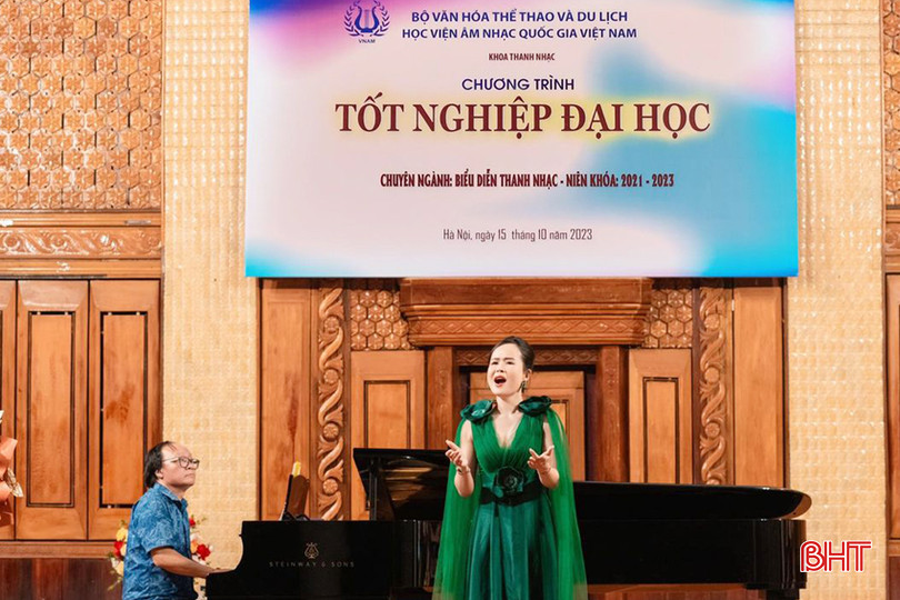 Chị Phương Thảo với tiết mục thi tốt nghiệp chuyên ngành Thanh nhạc - Học viện Âm nhạc Quốc gia Việt Nam. 4.jpg