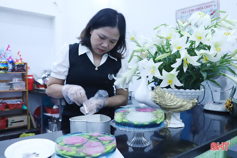 Đến với nghệ thuật làm bánh thạch vì đam mê nhưng công việc này đã trở thành "nghề tay trái", mang lại cho chị Thương nguồn thu nhập tốt. 5.jpg