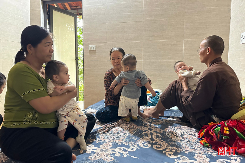 Nhiều người già, phật tử đã vào chùa phụ giúp sư thầy chăm các em nhỏ. 3.jpg