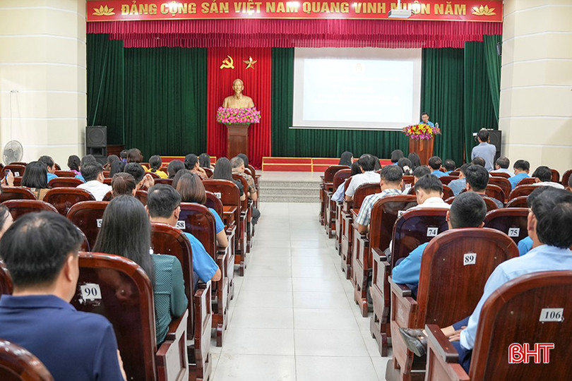 Hội nghị tuyên truyền pháp luật về an toàn giao thông do LĐLĐ thành phố Hà Tĩnh tổ chức. 1.jpg