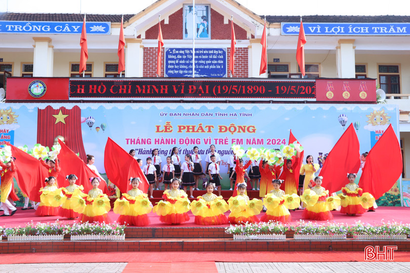 Các tiết mục văn nghệ chào mừng do giáo viên, học sinh Trường Tiểu học thị trấn Đức Thọ biểu diễn. 6.jpg