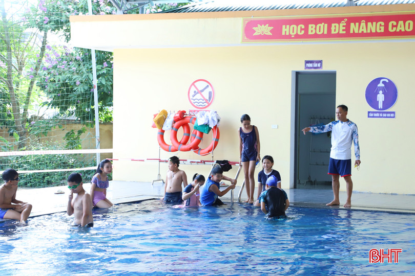Học bơi là lựa chọn của nhiều phụ huynh, học sinh trong mùa hè. 2.jpg