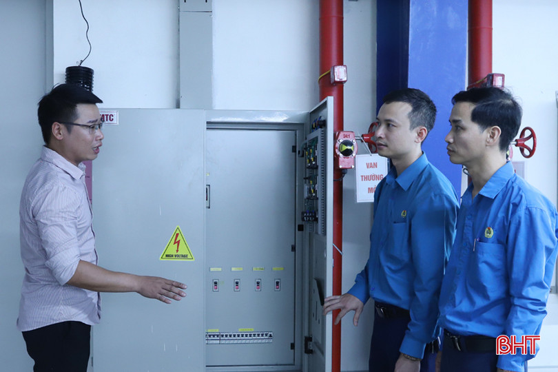 Cán bộ LĐLĐ tỉnh và Công đoàn Các khu kinh tế tỉnh kiểm tra công tác chấp hành pháp luật lao động tại doanh nghiệp ở KKT Vũng Áng. 1111.jpg
