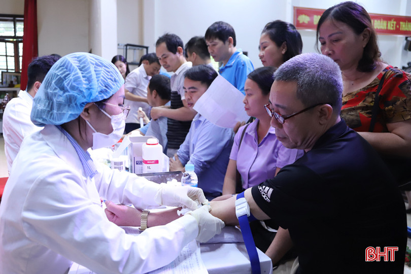 Người lao động được thăm khám, làm các xét nghiệm miễn phí. 3.jpg