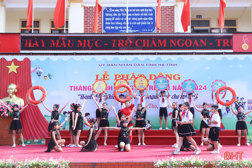 Tiết mục văn nghệ "Hãy nói không với đuối nước" do giáo viên, học sinh Trường Tiểu học thị trấn Đức Thọ biểu diễn tại Lễ phát động Tháng Hành động vì trẻ em năm 2024. 3.jpg