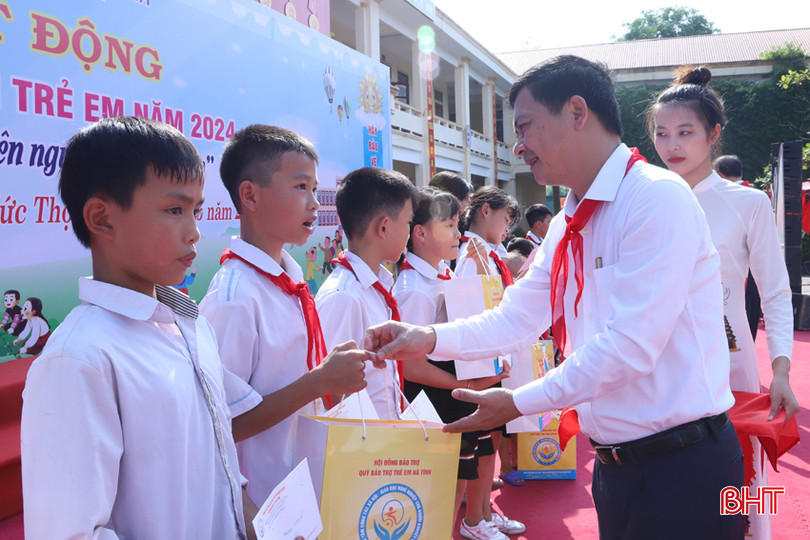 Phó Chủ tịch UBND tỉnh Lê Ngọc Châu tặng quà, động viên các em. 1.jpg