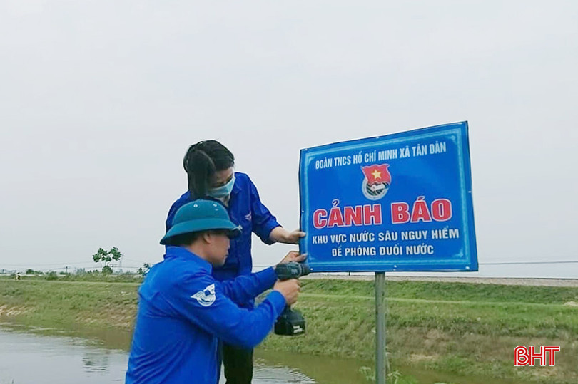 Đoàn thanh niên cắm biển cảnh báo tại các khu vực có nguy cơ đuối nước. 6.jpg