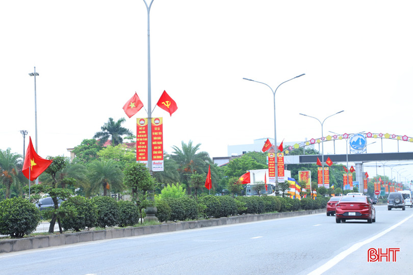 Các tuyến đường ở thị trấn Nghèn (Can Lộc) rực rỡ cờ hoa, biểu ngữ chào mừng Đại hội MTTQ huyện lần thứ XVII nhiệm kỳ 2024 - 2029. 1.jpg