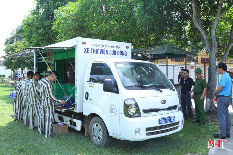 Đại biểu và phạm nhân tham quan khu trưng bày, xe sách lưu động. 3.jpg