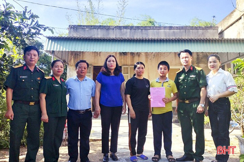 Với sự kêu gọi, khâu nối của hội phụ nữ các cấp, nhiều cơ quan, đơn vị, doanh nghiệp, nhà hảo tâm đã tích cực hưởng ứng chương trình "Mẹ đỡ đầu". 1111.jpg