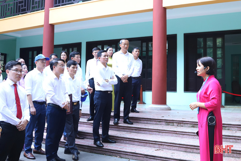 Đại biểu tham quan Khu Di tích lịch sử K9. 6.jpg