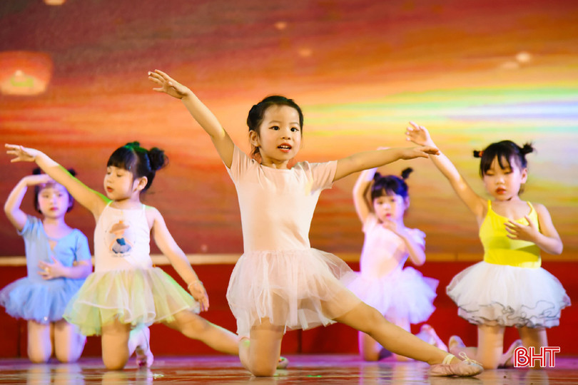 Trung tâm Nghệ thuật Smoo Art đón nhiều khóa học sinh tham gia các môn múa, vẽ trong dịp hè. 3.jpg