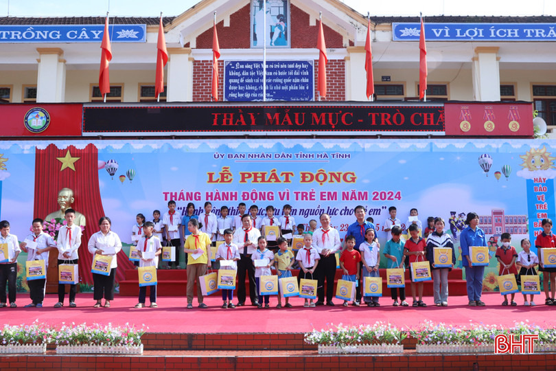 Lãnh đạo các sở, ban, ngành tặng quà cho trẻ em có hoàn cảnh khó khăn. 9.jpg