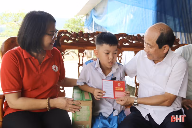 Hội Chữ thập đỏ huyện Thạch Hà trao sổ tiết kiệm cho trẻ mồ côi trên địa bàn.