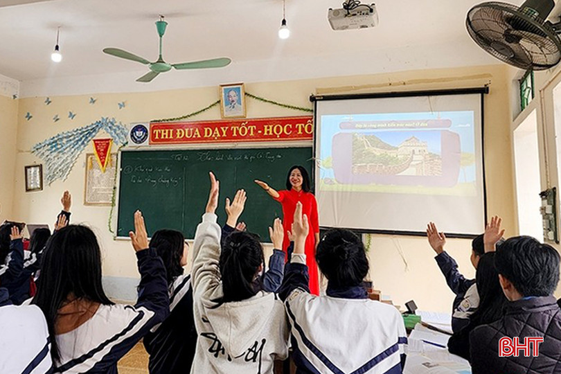 Nhiều giáo viên đã chủ động ứng dụng công nghệ thông tin; thu thập thông tin, hình ảnh để phục vụ cho việc dạy học môn Lịch sử. 7.jpg