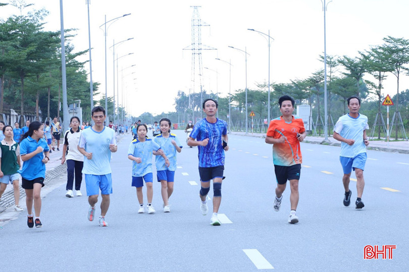 Giáo viên và phụ huynh Trường THCS Lê Văn Thiêm (TP Hà Tĩnh) cùng học sinh tham gia giải chạy hưởng ứng chủ trương "Ngày Chủ nhật không dạy thêm, học thêm" (tháng 12/2023). 2.jpg