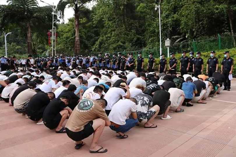 Các đối tượng bị dẫn giải, chờ bàn giao cho phía Trung Quốc.jpg