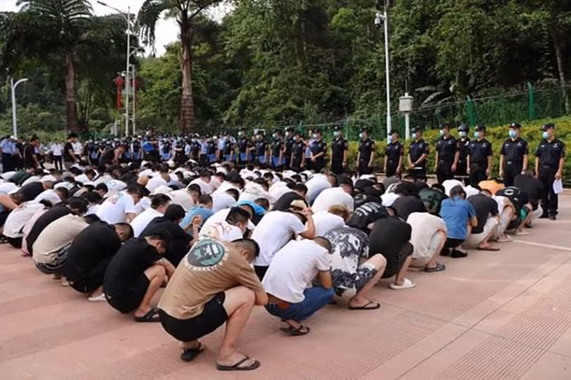 Các đối tượng bị dẫn giải, chờ bàn giao cho phía Trung Quốc.jpg