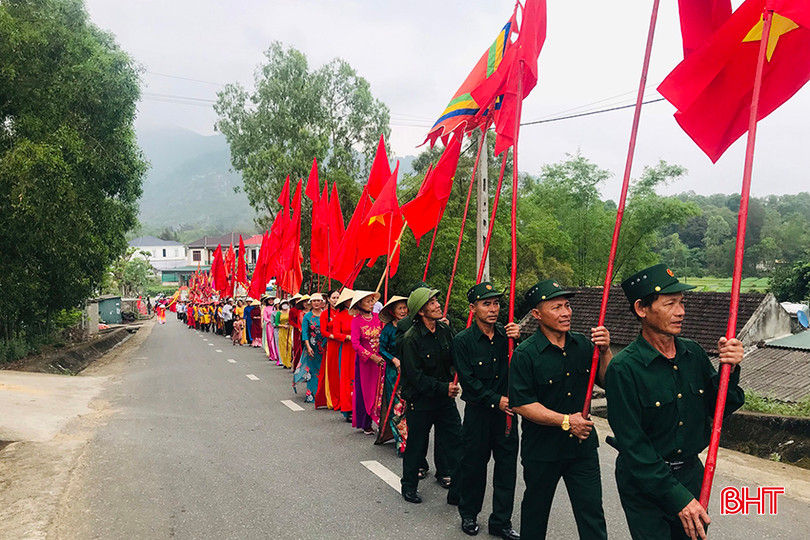 Nhân dân xã Thạch Hải thực hiện nghi lễ rước bằng xếp hạng di tích lịch sử - văn hoá cấp tỉnh đền Ngư Ông. Lễ đón nhận 5.jpg