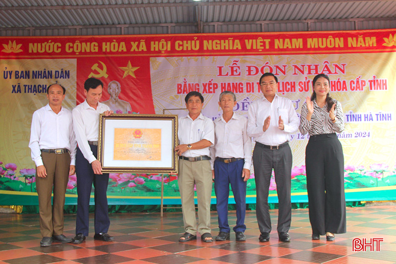 Lãnh đạo Sở VH-TT&DL và huyện Thạch Hà trao bằng xếp hạng di tích lịch sử - văn hoá cấp tỉnh đền Ngư Ông cho xã Thạch Hải. Lễ đón nhận 2.jpg