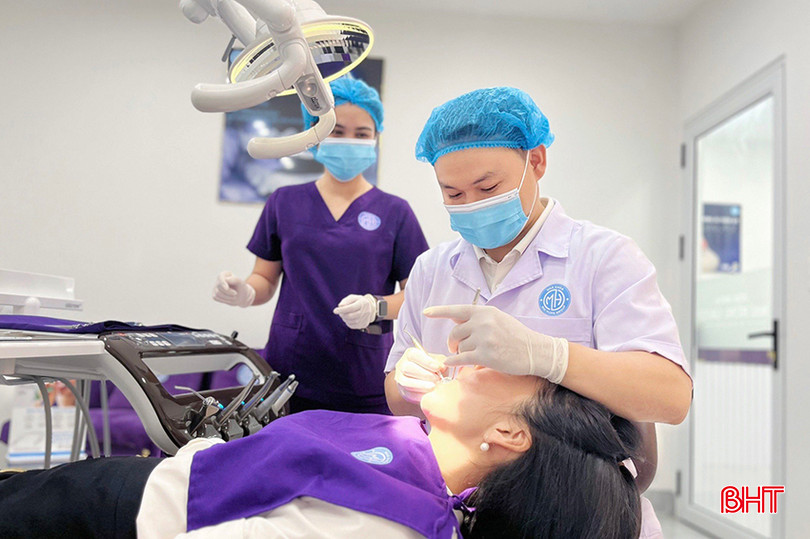 Bác sỹ Bùi Văn Công thăm khám cho bệnh nhân tại Nha khoa Mai Hùng Group. bac sy.jpg