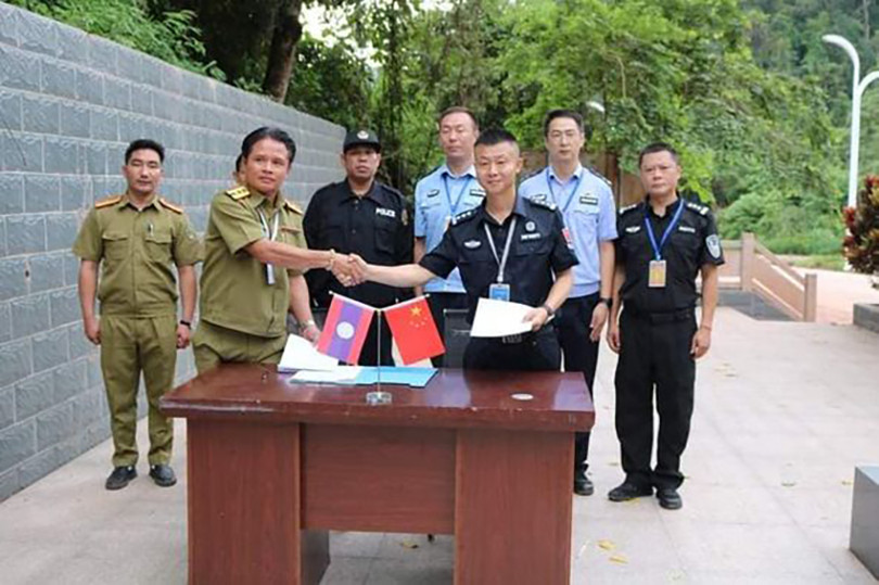 Lực lượng chức năng hai nước kí bàn giao đối tượng.jpg