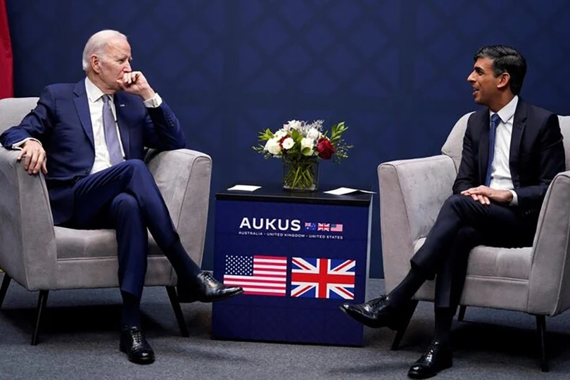 Thủ tướng Anh Rishi Sunak (phải) phát biểu cùng Tổng thống Mỹ Joe Biden trong hội nghị thượng đỉnh AUKUS tại San Diego, California, tháng 3/2023. (Ảnh: AFP) nato châu á.jpg