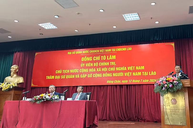 Ông Phạm Văn Hùng báo cáo Chủ tịch Nước về tình hình người Việt tại Lào.jpg