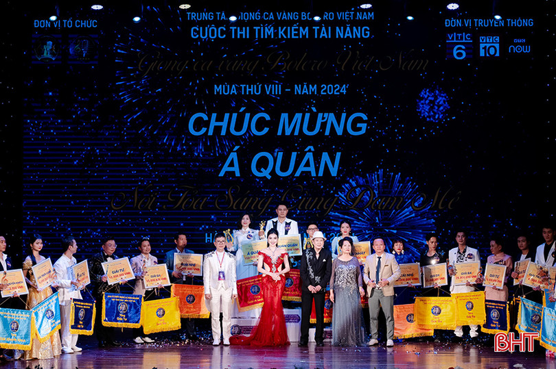Ban Tổ chức trao giải cho các thí sinh tại cuộc thi Giọng ca vàng Bolero Việt Nam năm 2024, tối 9/6. (Ảnh: NVCC) minh hue 1.jpg