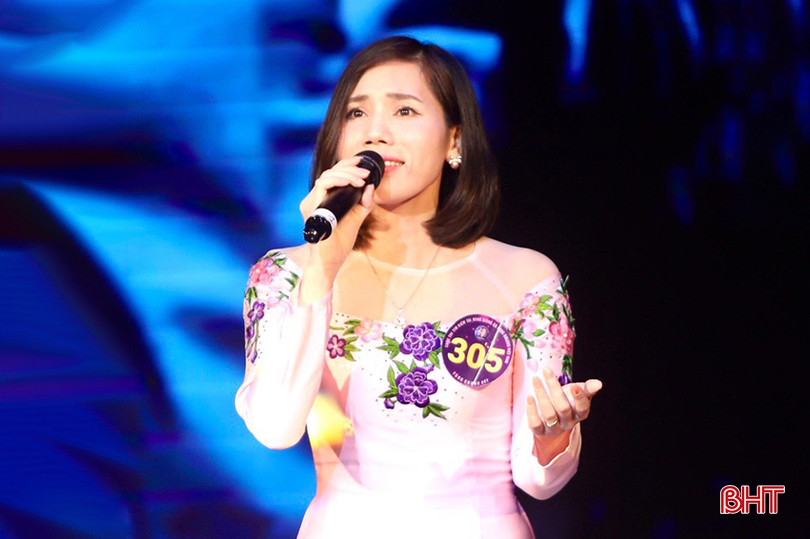 Chị Nguyễn Thị Huệ tại cuộc thi Giọng ca vàng Bolero Việt Nam năm 2024. (Ảnh: NVCC) minh hue 4.jpg