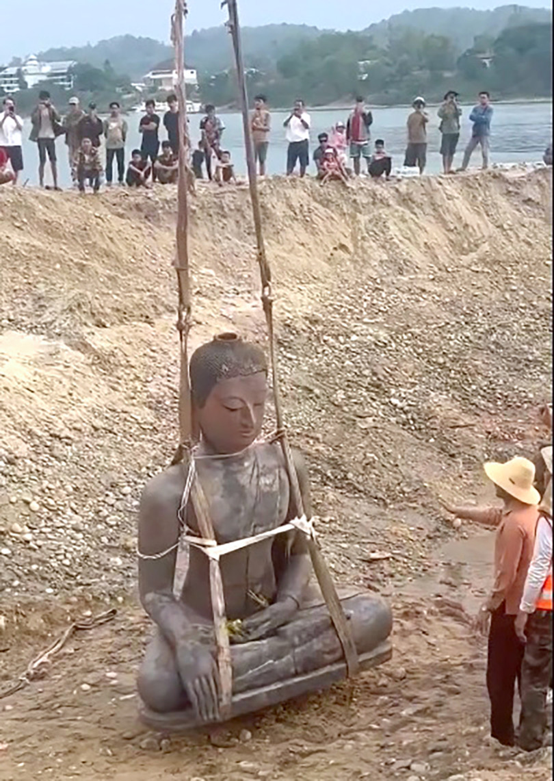 Máy đang cẩu pho tượng lên.jpg