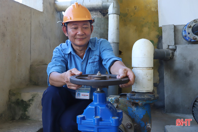 Anh Phan Xuân Thắng có hơn 17 năm gắn bó với công việc vận hành hệ thống máy sản xuất nước sạch. 3.jpg