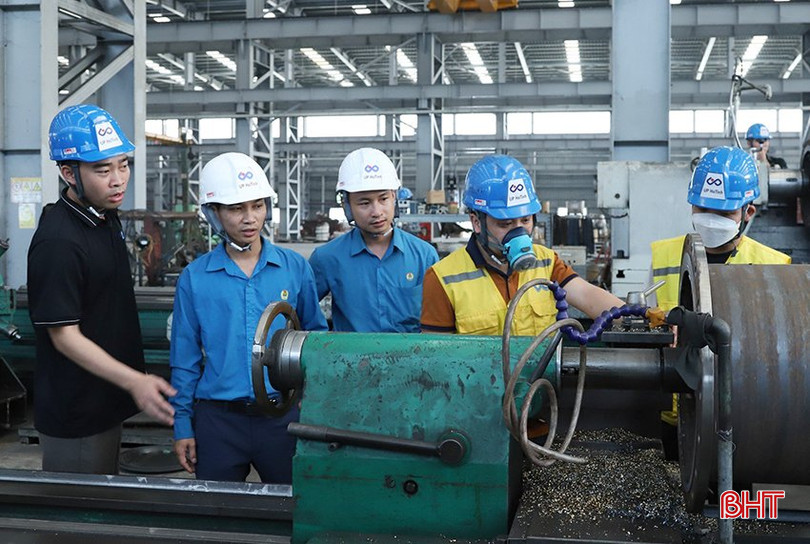 Cán bộ công đoàn kiểm tra công tác thực hiện các quy định về an toàn, vệ sinh lao động trong doanh nghiệp tại khu kinh tế Vũng Áng. 39b4b34a-d998-442b-b748-6beb13297380.jpg
