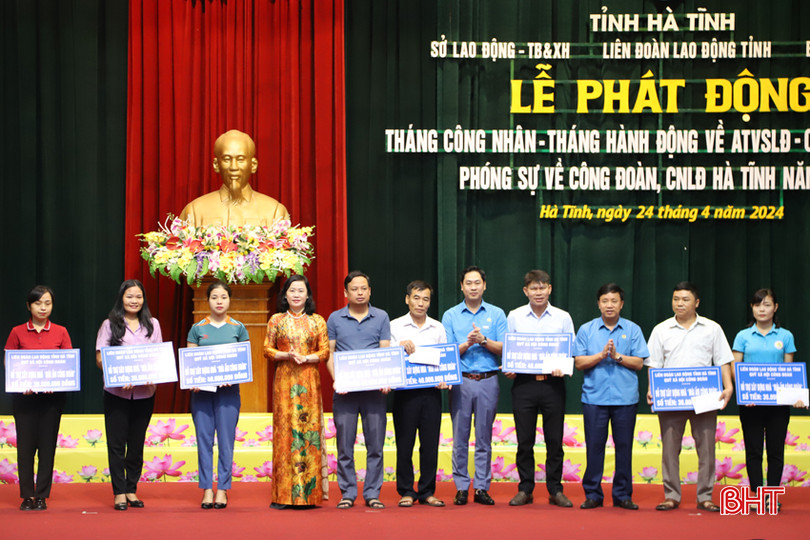 Anh Phan Văn Kỷ (thứ 5 từ trái sang) nhận hỗ trợ kinh phí xây dựng mái ấm công đoàn tại Lễ phát động Tháng Công nhân - Tháng Hành động về ATVSLĐ năm 2024. 1.jpg