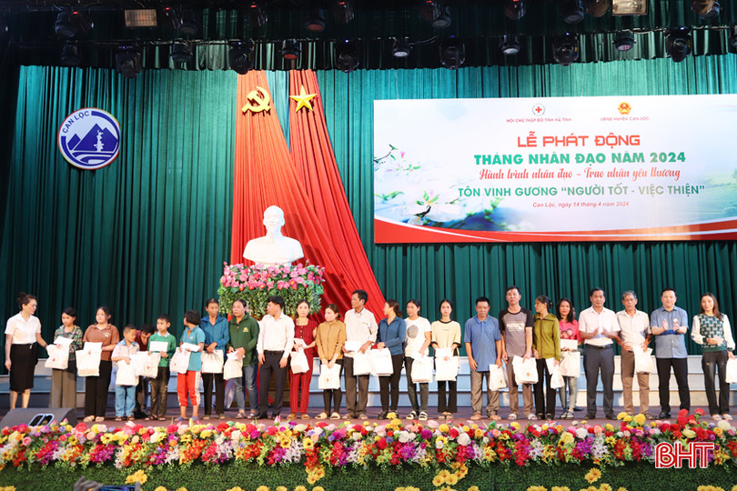 Ban tổ chức trao quà cho các gia đình có hoàn cảnh khó khăn. 8.jpg