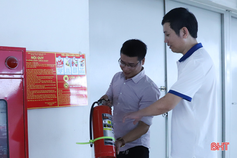 Đội an toàn, vệ sinh viên của Xí nghiệp May 10 Hà Tĩnh thường xuyên kiểm tra máy móc, dụng cụ phòng cháy, chữa cháy. 5.jpg