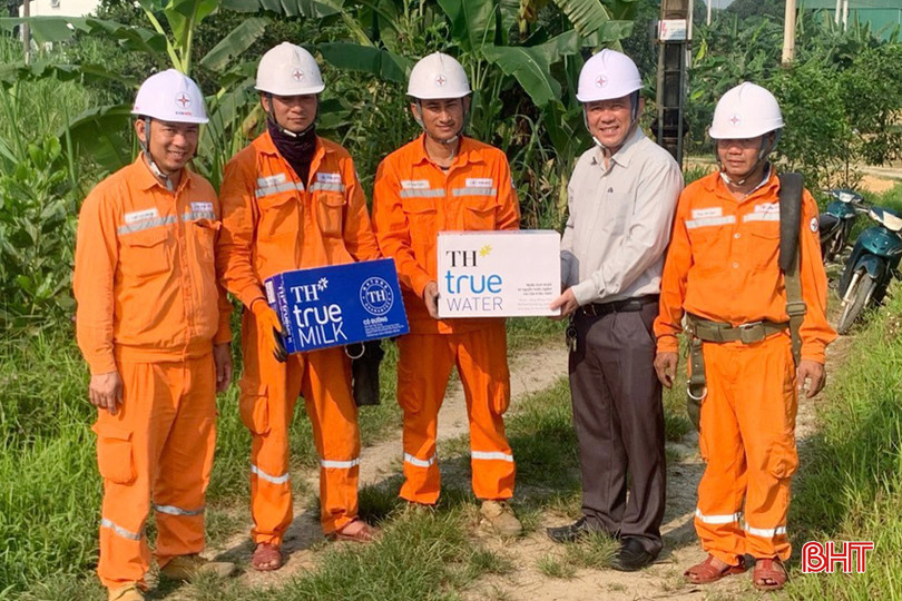 Lãnh đạo ngành điện tặng quà, động viên công nhân làm việc tại hiện trường trong những ngày nắng nóng. 2.jpg
