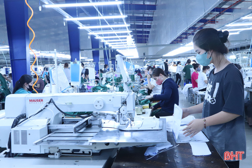 Chứa nhiều nguyên vật liệu ngành may mặc, nhà xưởng của Xí nghiệp May 10 Hà Tĩnh tiềm ẩn nhiều nguy cơ cháy nổ nên công tác đảm bảo ATVSLĐ luôn được đặc biệt chú trọng. 1.jpg