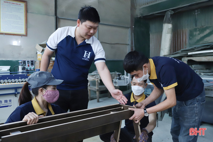Anh Hùng luôn sẵn sàng hướng dẫn, giúp đỡ đồng nghiệp trong công việc. 5.jpg