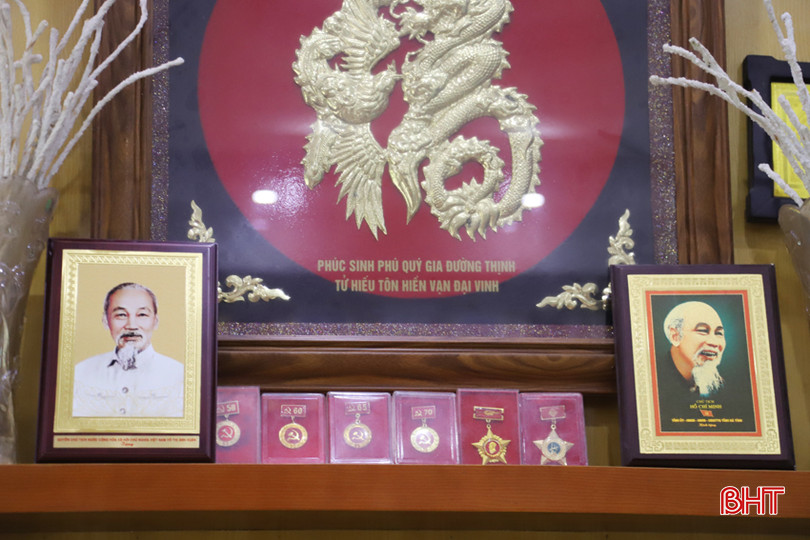 Chân dung Chủ tịch Hồ Chí Minh cùng các phần thưởng cao quý được ông Ý trưng bày trang trọng tại gia đình. 5.jpg