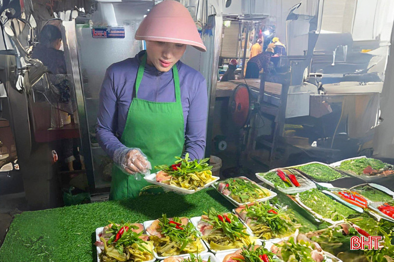 Nhận thấy nhu cầu "đi chợ hộ" của nhiều bà nội trợ hiện nay, chị Minh Anh đã chọn kinh doanh dịch vụ thức ăn chế biến sẵn. 1.jpg