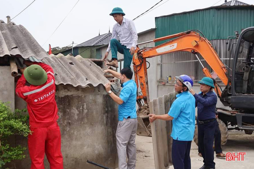 Người dân xã Mai Phụ (Lộc Hà) tích cực tham gia đợt ra quân cao điểm xây dựng nông thôn mới. 7.jpg
