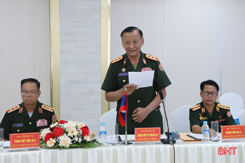 Trung tá Thong Phút Sú Văn Nạ Lạt - Phó Chủ tịch Hiệp hội Cựu chiến binh tỉnh Bolikhămxay báo cáo một số thông tin công tác hội cựu chiến binh của địa phương. 3.jpg