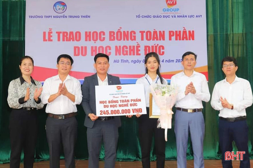 Ủy ban MTTQ huyện Thạch Hà kết nối doanh nghiệp trao tặng học bổng du học nghề cho học sinh Trường THPT Nguyễn Trung Thiên. 6.jpg