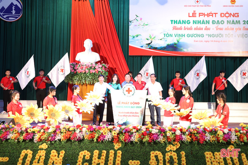 Lãnh đạo các đơn vị ấn nút khởi động Tháng Nhân đạo 2024. 3.jpg
