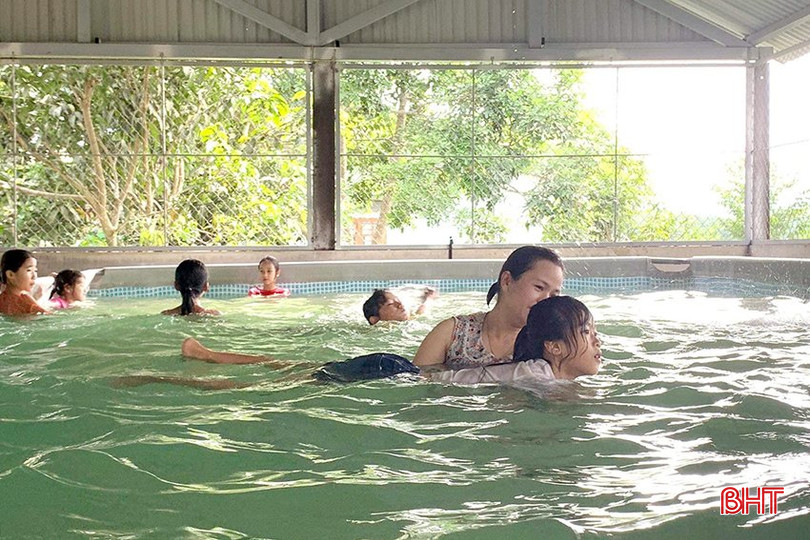 Mùa hè đến, nhiều phụ huynh có nhu cầu tìm lớp học bơi cho con em. 3314029404b6aae8f3a7.jpg