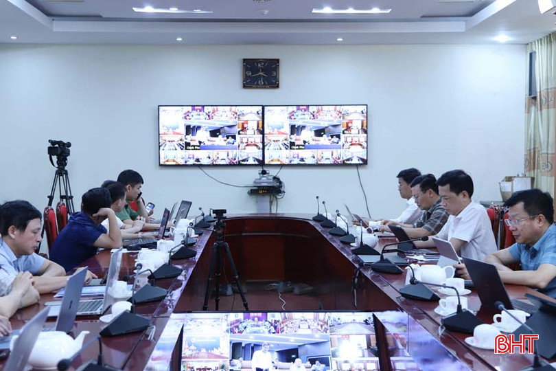 Đại biểu tại điểm cầu Hà Tĩnh theo dõi cuộc họp qua màn hình trực tuyến. 4.jpg