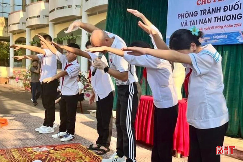 Rèn kỹ năng bơi lội, cứu đuối cho trẻ là hết sức cần thiết. 2.jpg